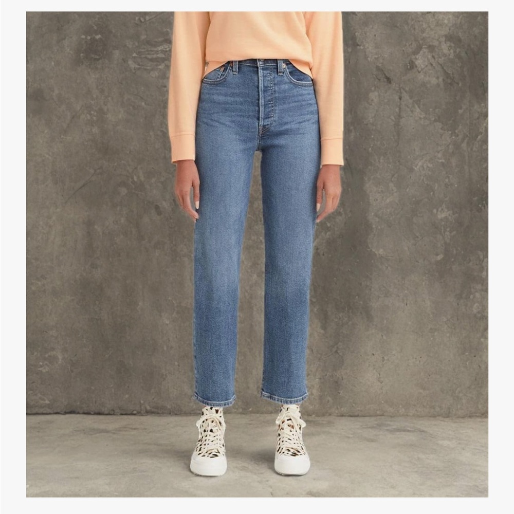 Levi's Classic Straight Leg Women's Jeans in Summer Slide- Light Indigo